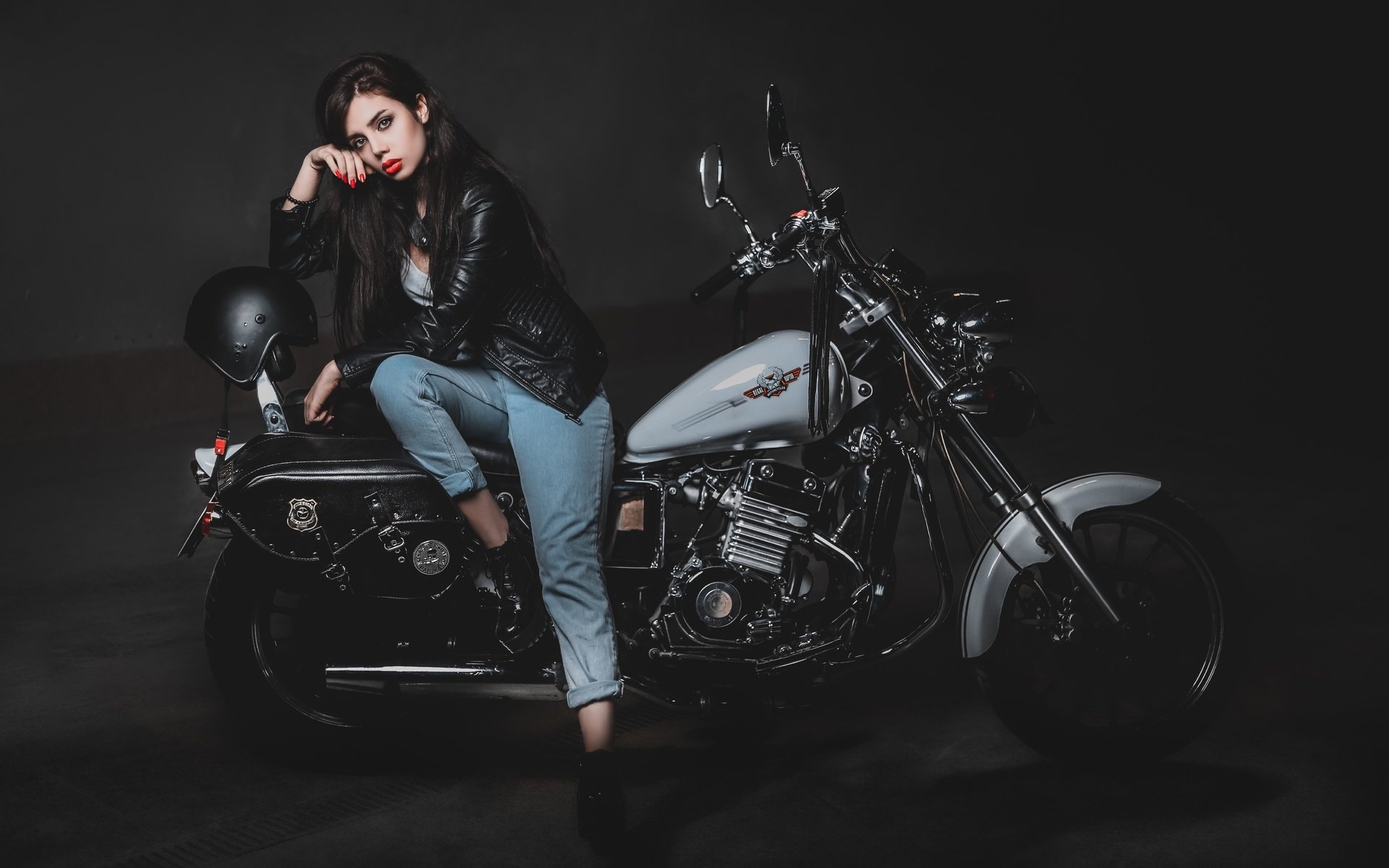 Biker girls: style and drive in Betin