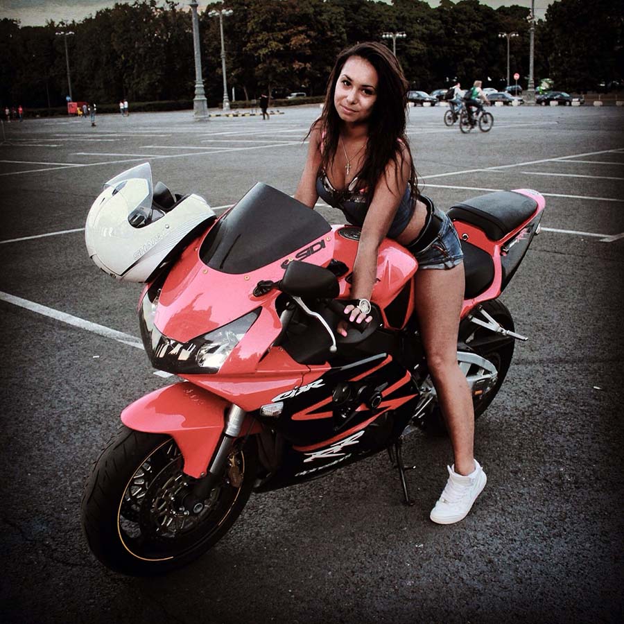 Brunettes on a motorcycle in Betin