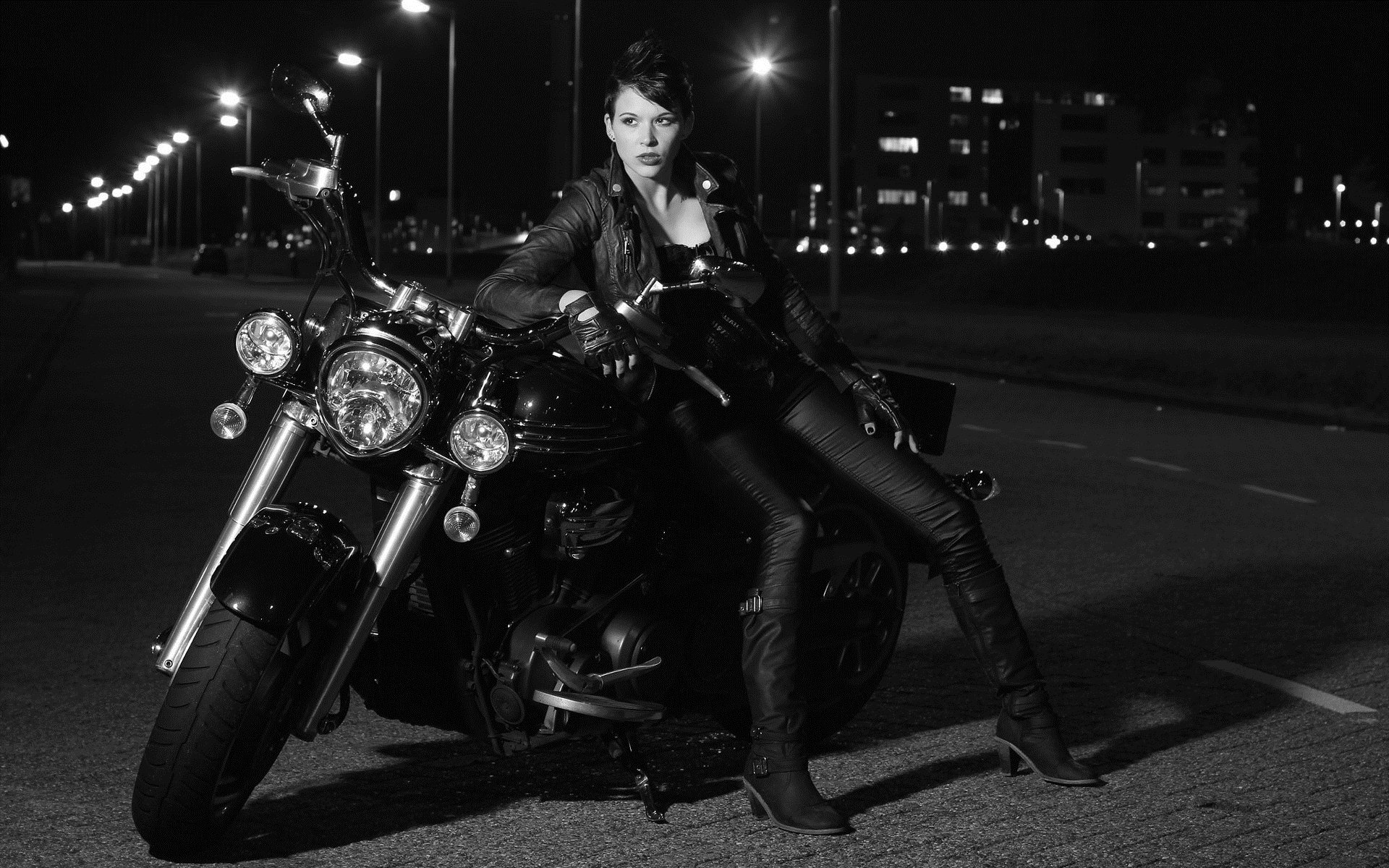 Photo Beautiful girls and motorcycles in Betin