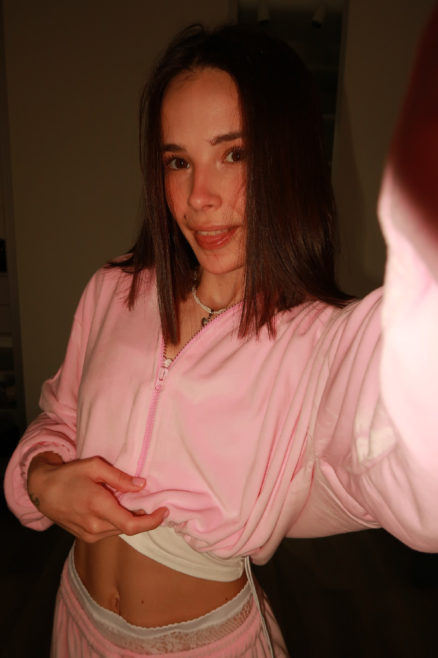 Tina brings the glow — live moments in Betin